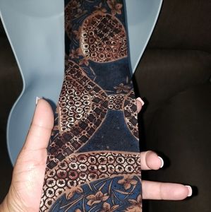 Is Oscar DE LA rente 100% silk men's scarf